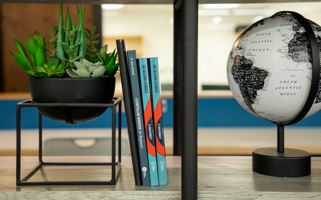 Libros, planta y globo terráqueo