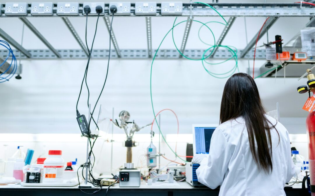Mujer en bata blanca trabajando en un laboratorio
