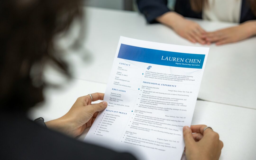 una-mujer-esta-leyendo-un-curriculum-en-una-mesa
