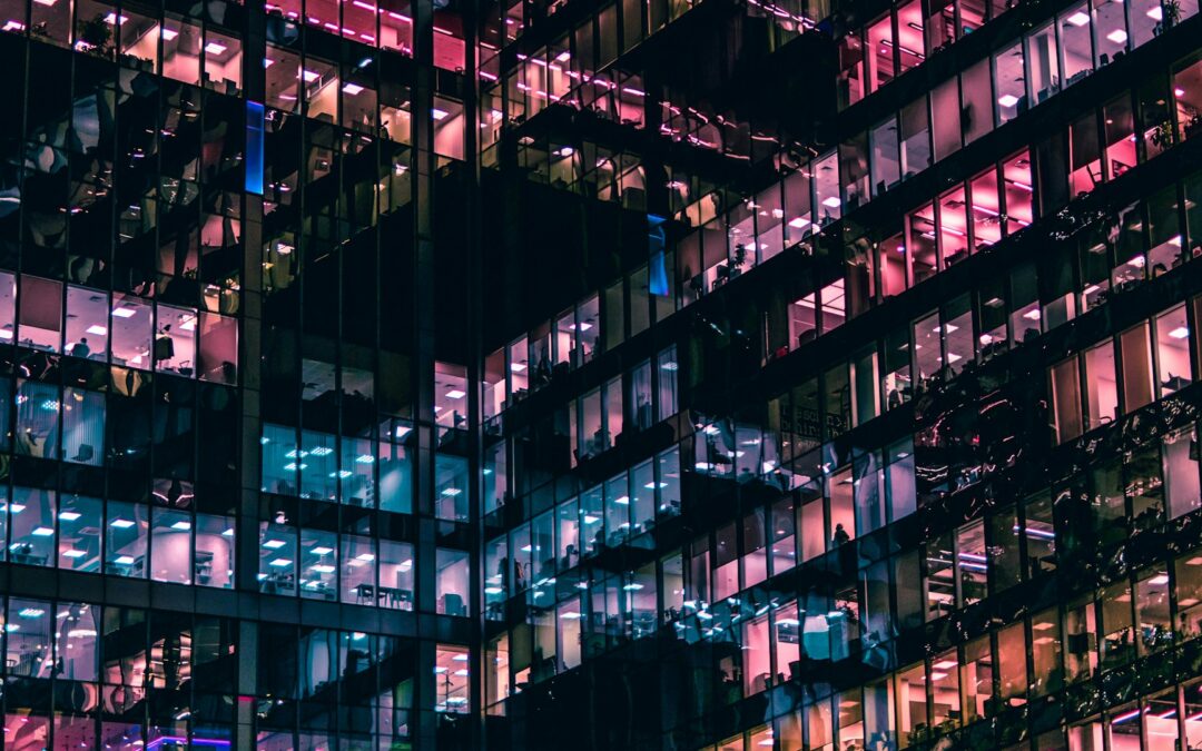 Fotografia-arquitectonica-de-un-edificio-con-gente-en-el-durante-la-noche