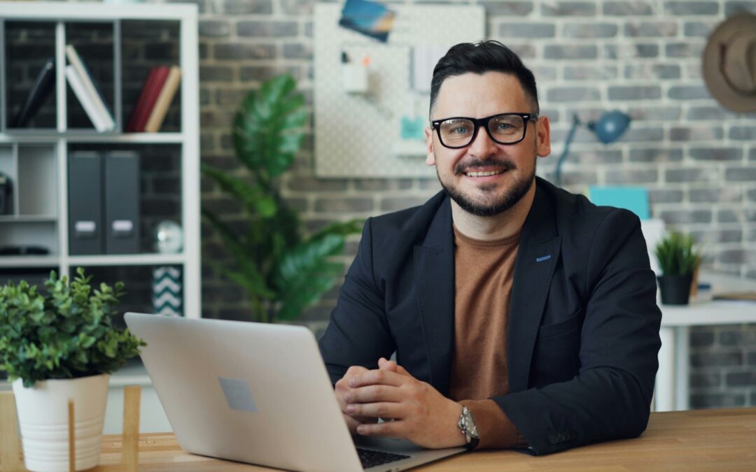 un-hombre-sentado-en-una-mesa-con-un ordenador-portatil